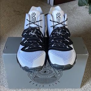 Nike Kyrie 5 Oreos 🔥🔥🔥